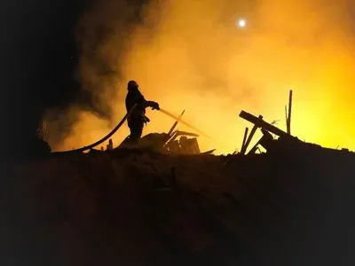 Спасатели показали, как боролись с пожаром, возникшим после вражеской атаки по Хмельницкой области