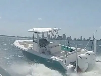 Драматичне відео: заступник шерифа стрибає на човен-втікач, що рухався зі швидкістю 65 км/год