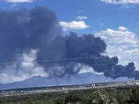 В американском штате Нью-Мексико загорелся огромный склад с пластиком