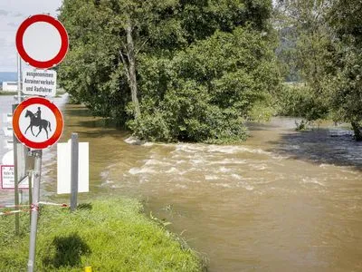 Щонайменше одна людина загинула через повені в Австрії, є небезпека зсувів