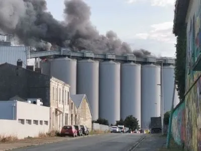 Во Франции вспыхнул масштабный пожар на зернохранилищах возле порта Ла Рошель