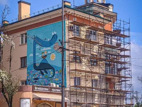 u-mariupoli-okupanti-znischili-mural-z-kazkovim-peronazhem