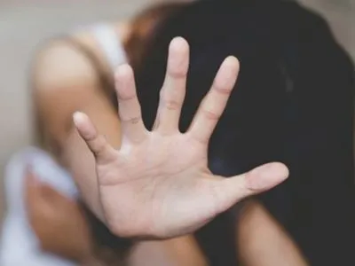 На Хмельниччині до 15 років за гратами засуджено літнього чоловіка за зґвалтування онуки