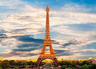 В Париже из-за угрозы взрыва эвакуировали людей с Эйфелевой башни