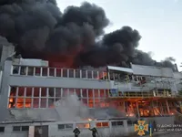 В Одесі від падіння уламків ракет спалахнули пожежі, ворог досі атакує