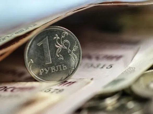 Російський рубль почав тиждень із нового падіння: обвалився нижче 100 за долар