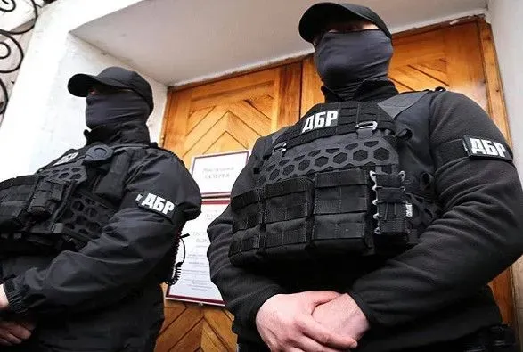 Незаконно переправляв військовозобов’язаних через кордон: У Чернівцях затримали правоохоронця