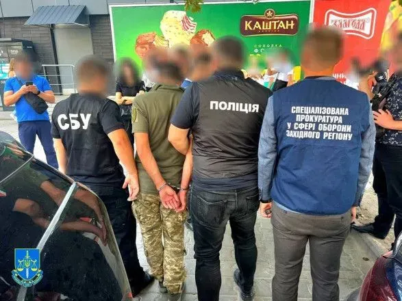 В Хмельницкой области работник ТЦК за 4500 долларов обещал "отмазать" военнообязанного от призыва