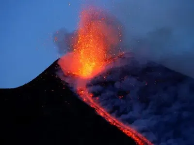 Через виверження вулкану Етна на Сицилії скасовують авіарейси і закривають аеропорти