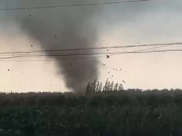 tornado-na-skhodi-kitayu-zabrav-zhittya-dvokh-lyudey-15-poraneno