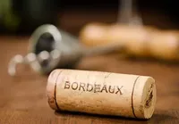 У Франції криза червоного вина. Винороби у Бордо масово викопують виноградні лози