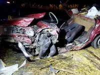 На трассе Киев-Чоп произошло тройное ДТП: врезались два грузовика и легковушка, есть погибший