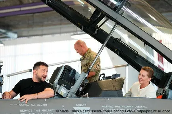 Фото дня: Зеленский вместе с премьером Дании позировали в кабине F-16