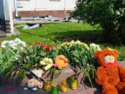 В Чернигове люди несут цветы на место российского ракетного удара