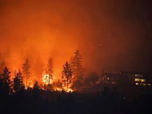 У Канаді через лісові пожежі мають евакуювати 35 тисяч людей, стихія посилюється