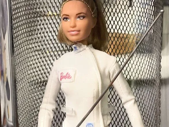 Персональную куклу Барби от Харлан выставили на благотворительный аукцион