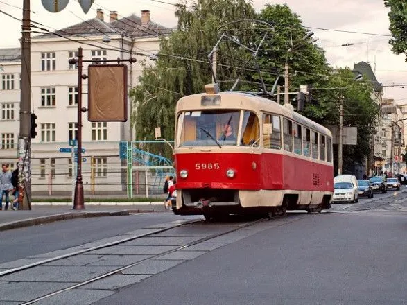 У Києві зійшов з рейок вагон трамваю: постраждав водій та 7 пасажирів