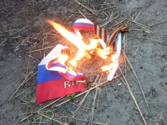 Цим ганчіркам не місце на українській землі: активісти на окупованих територіях спалили прапори рф