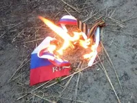 Цим ганчіркам не місце на українській землі: активісти на окупованих територіях спалили прапори рф