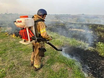 Ворожі обстріли в тандемі із спекою: за добу вогнеборці Донеччини та Херсонщини загасили 16 пожеж