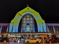Центральний вокзал Києва підсвітили в національних кольорах