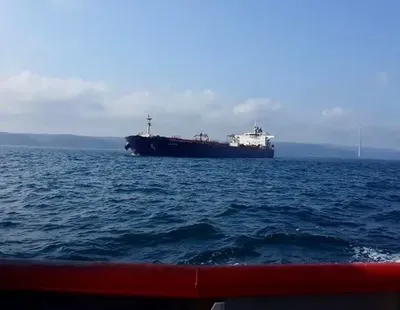 Нефтяной танкер, который направлялся из рф в Китай, сломался и перекрыл движение через Босфор