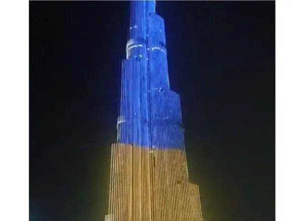В Дубае самый высокий в мире небоскреб подсветили цветами украинского флага