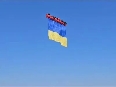 В Херсоне подняли в небо огромный украинский флаг и запустили на левый берег Днепра