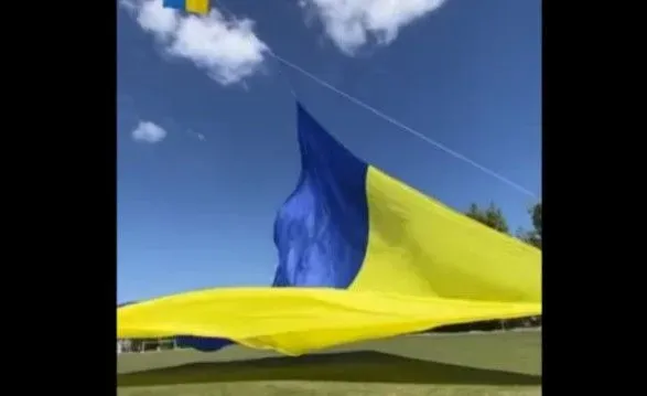 На Говерле подняли рекордно большой флаг Украины