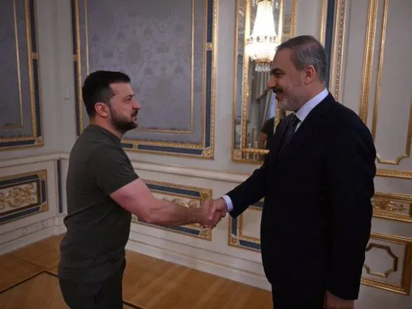 Зеленский встретился с главой МИД Турции в Киеве