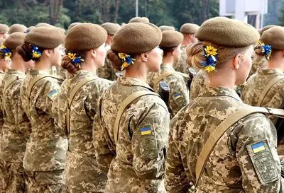 Місія "Вдягти захисницю": про розробку та запровадження жіночої літньої польової форми в українській армії