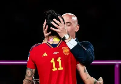 ФІФА відсторонила голову футбольного клубу Іспанії через скандал з поцілунком з переможницею чемпіонату світу серед жінок