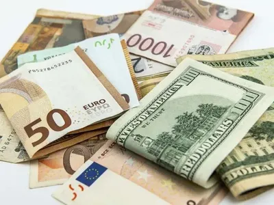 НБУ смягчил валютные ограничения на продажу безналичной иностранной валюты гражданам: что изменилось