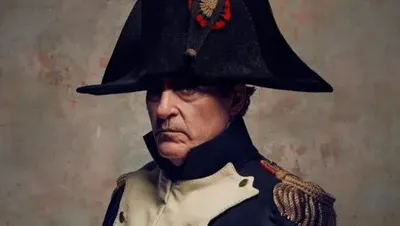 Французи образились на режисера фільму про Наполеона, через порівняння полководця з Гітлером і Сталіним