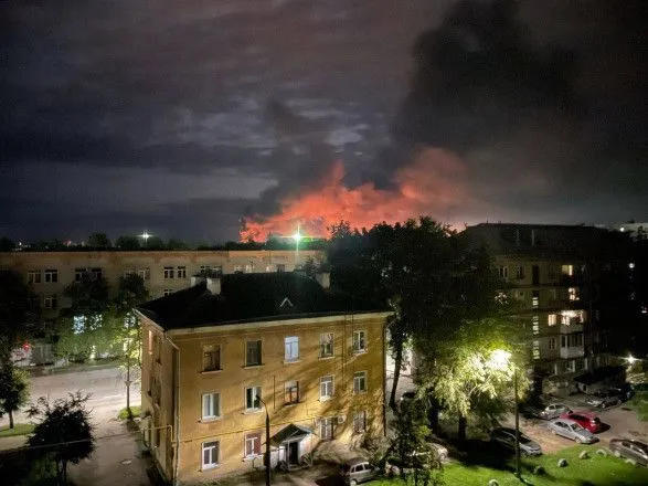 У Пскові в районі аеропорту вибухи і звуки автоматної черги — очевидці