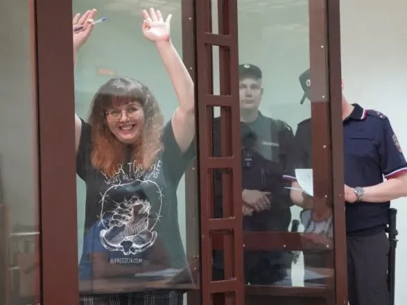 В россии активистку приговорили к 6 годам тюрьмы за критику войны