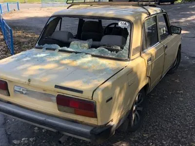 Окупанти випустили по Нікополю 10 снарядів: пошкоджено п’ятиповерхівку, 7 авто та лінію електропередач