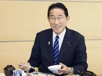Японський прем’єр-міністр з’їв на камеру рибу з Фукусіми аби довести її безпечність