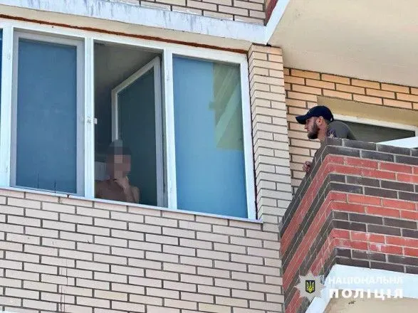 Чоловік на Одещині погрозами утримував в квартирі жінку і дитину: його затримали