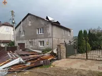 На Прикарпатті сильні дощі та вітер пошкодили дахи будівель