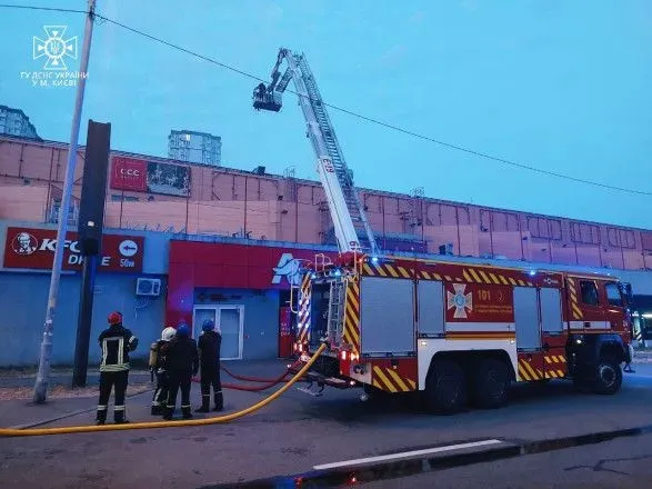 Ночная атака рф на Киев: обломки упали на крышу магазина и территорию предприятия, ГСЧС показала последствия