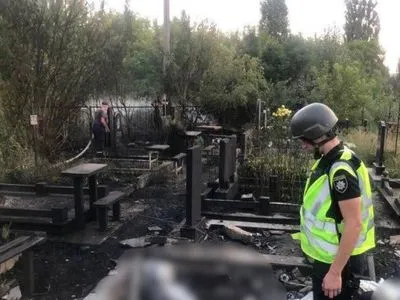 На Київщині через нічну атаку рф є руйнування будинків, уламки впали на кладовище - МВС