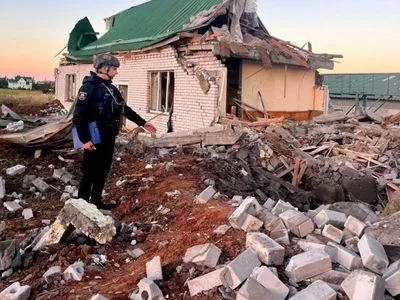Окупанти чотирма ракетами атакували село Мирне на Донеччині, під завалами може бути людина - МВС