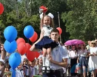 1 сентября в Крыму: школьников агитировали вступать в ряды российской армии, а родителей не пустили на линейки