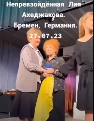 Лія Ахеджакова заявила, що український прапор потрапив до її рук випадково