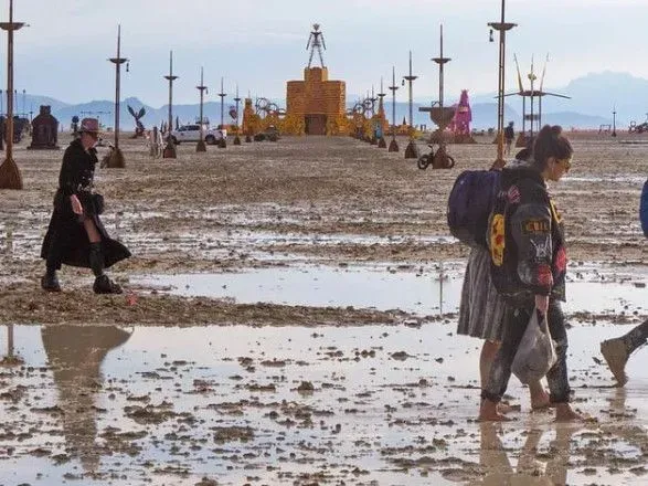 Burning Man перетворився на болото через зливу: 70 тисяч гостей опинились у пастці