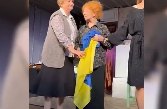 Лию Ахеджакову будет проверять мвд рф из-за ее выхода на сцену с украинским флагом