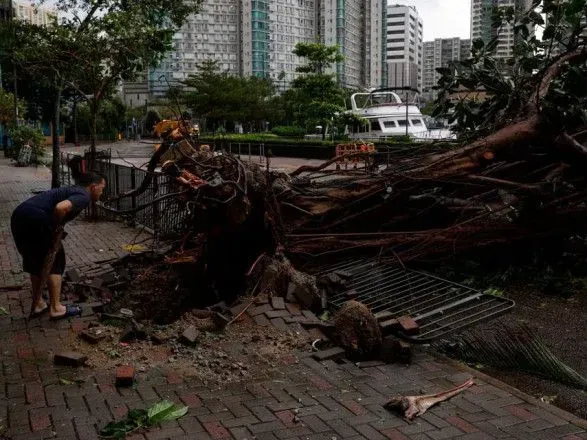 Тайфун “Саола” обрушився на Китай: одна людина загинула, виникли числені повені