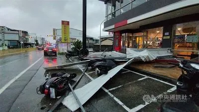 Тайфун "Хайкуй" обрушився на Тайвань із сильним вітром та дощем