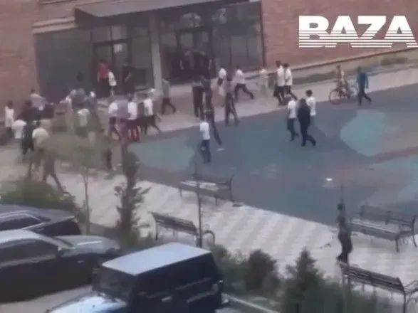 У російській махачкалі близько 50 підлітків влаштували масову бійку біля школи